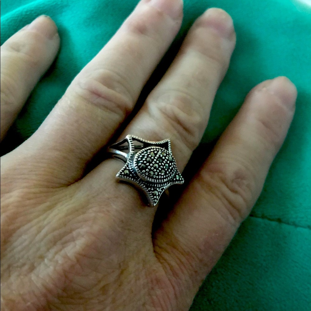 Women’s ring (sterling silver, size 8)